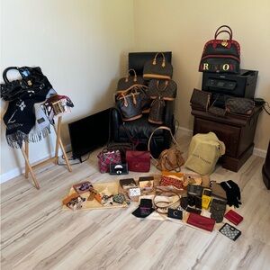 Louis Vuitton, Chanel, Fendi, Chloé, Burberry, Dior, Gucci & Moschino